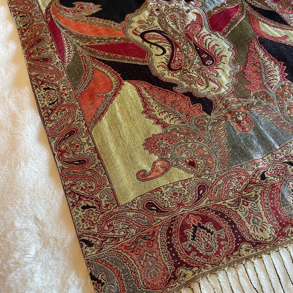 This beautiful Scarf/Wrap is unique in a good way! It's never been worn. LOVE! 🔥